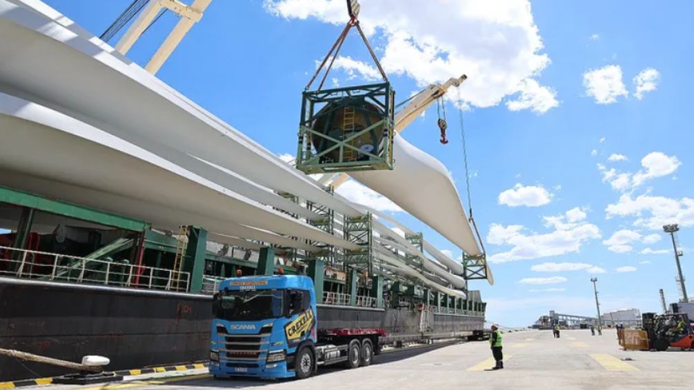 Llegaron las palas para avanzar en la construcción del Parque Eólico CASA de YPF Luz en Olavarría