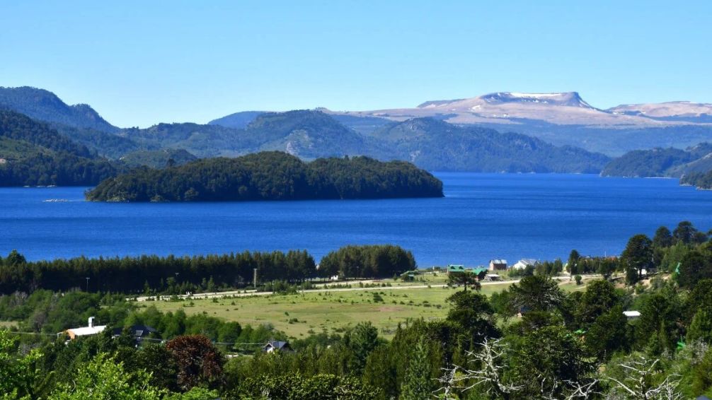 Moquehue: el rincón patagónico con playas de arena volcánica y sabores auténticos
