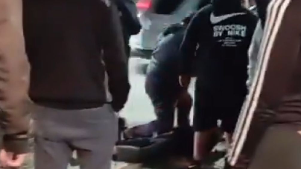 Mar del Plata: Vecinos lincharon a un motochorro que intentó robarle a una mujer y la golpeó