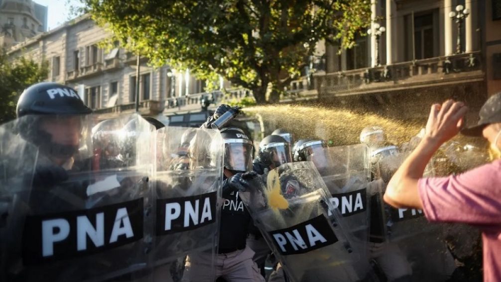 Polémica: cada gas pimienta que usó la policía cuesta casi lo mismo que una jubilación mínima