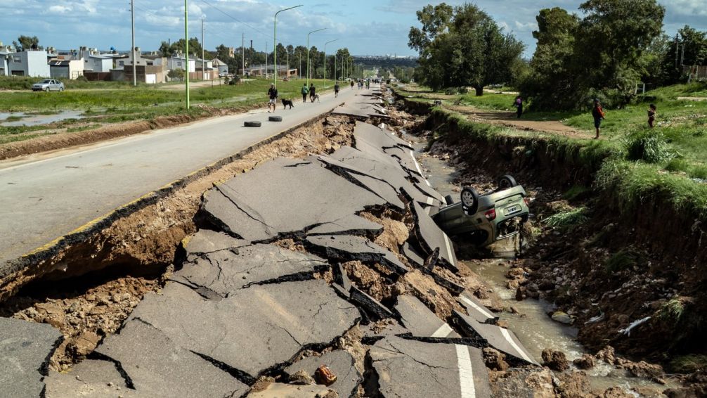 Debido a las intensas lluvias, se indicó que se procedió al corte parcial y/o total de rutas nacionales producto de la socavación de terraplenes, de estribos y accesos.