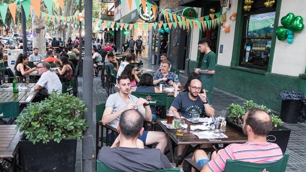 San Patricio en Mendoza: una noche de fiesta, gastronomía y tradición en la Arístides