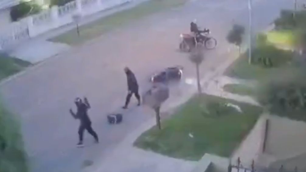 Motochorros le robaron a una mujer a punta de pistola en Mar del Plata
