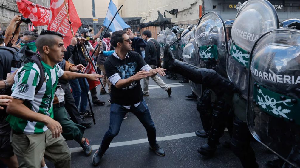 El Gobierno prohibió a 26 barras ingresar a cualquier evento deportivo tras los incidentes en Congreso 