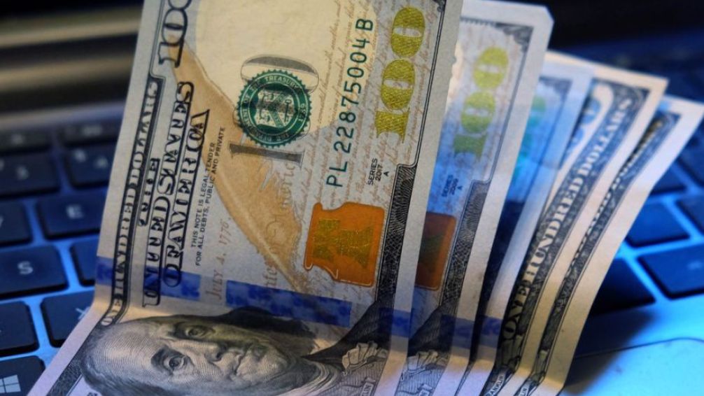 El riesgo pais y el dólar blue comienzan a subir