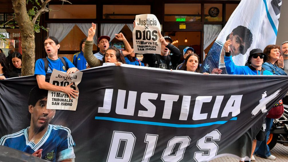 Juicio por la muerte de Diego Maradona: declaró un vecino que intentó reanimarlo y el médico que confirmó su deceso 