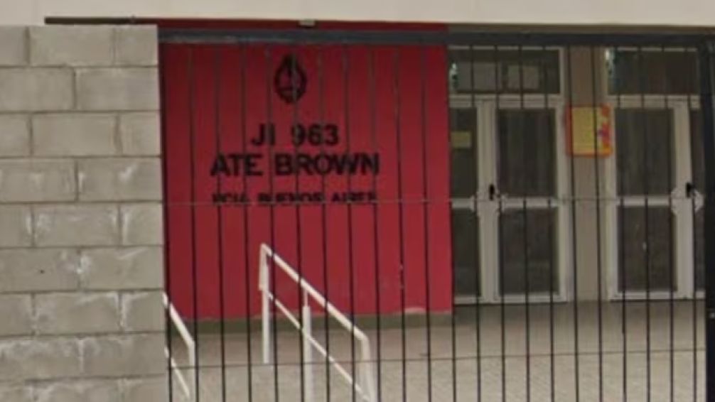 Detuvieron a una mujer por golpear a su hijo con un palo