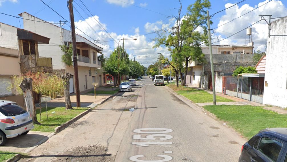 Violento robo a un matrimonio de jubilados en Los Hornos: los maniataron y escaparon más de $1 millón