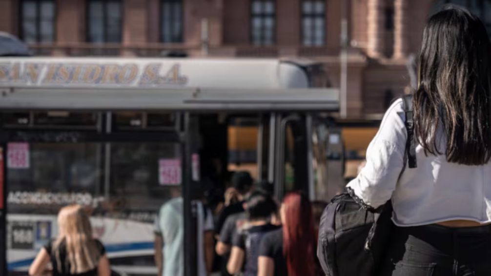 Largas filas para subir a colectivos durante el paro general de la CGT