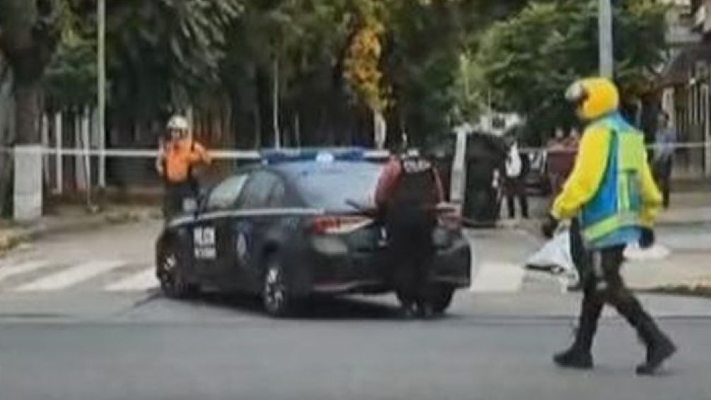 Doble tragedia en Parque Chacabuco: un hombre apuñalado atropelló y mató a una mujer que esperaba el colectivo