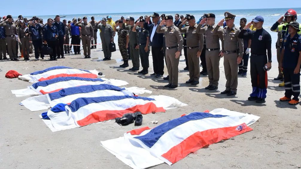 Compañeros de la fuerza cubrieron los cuerpos de sus colegas con la bandera nacional, mientras los restos del avión seguían flotando a la deriva.