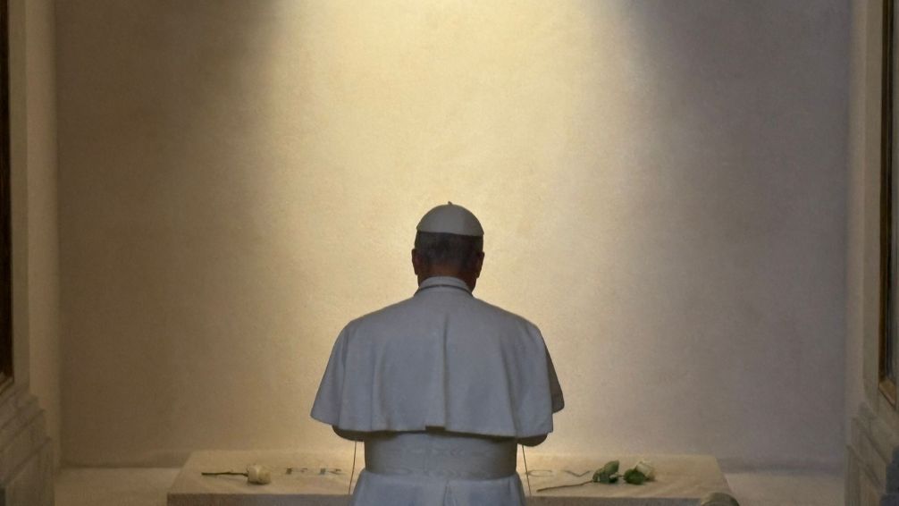 León XIV honró el legado de Francisco con una emotiva oración ante su tumba