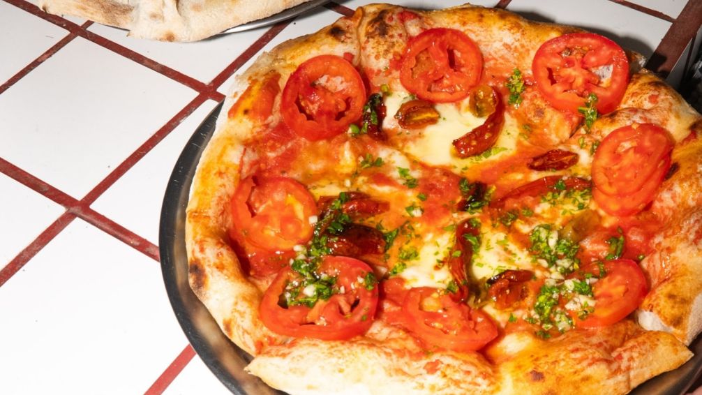 El secreto mejor guardado entre Palermo y Belgrano: pizzas napolitanas, platitos y vino en clave cool