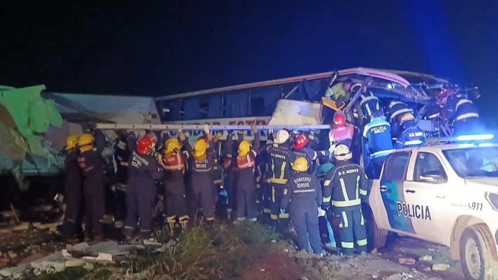 Tragedia en la Ruta 3: al menos cuatro muertos y 16 heridos tras el choque entre un micro y un camión 