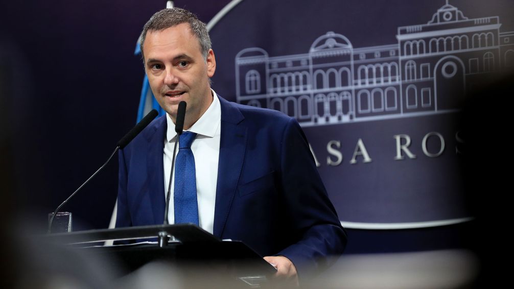 Manuel Adorni anunció la eliminación de aranceles para la importación de celulares: cuánto bajarán