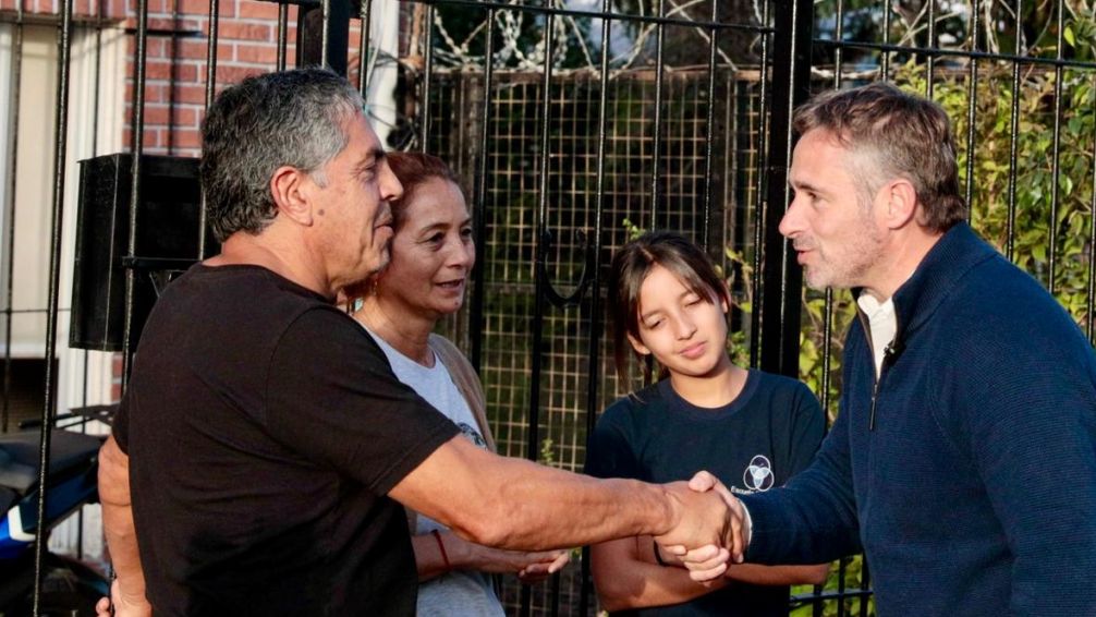 Achával recorrió nuevas obras de asfaltos en Villa Rosa