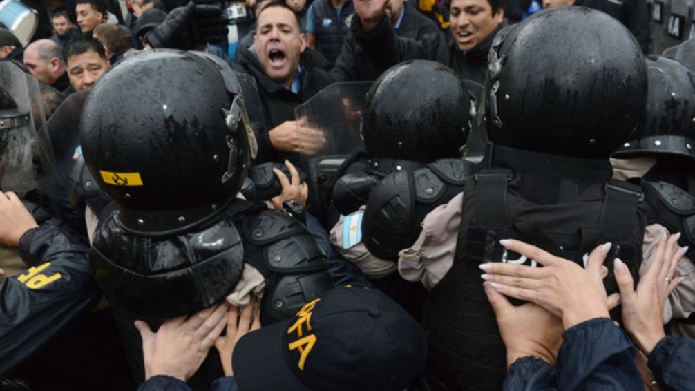 Incidentes con Prefectura mientras colectiveros protestaban en el Puente Pueyrredón