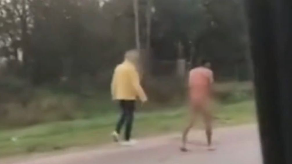 Vecinos de Berazategui atraparon a un ladrón, lo desnudaron y lo obligaron a caminar por la ruta