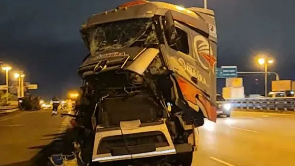 Violento choque entre un micro que transportaba hinchas de River y un camión en Acceso Oeste
