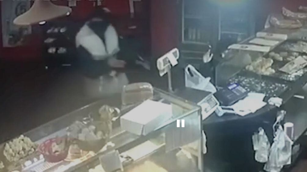 Violento robo en una panadería de La Plata: dos delincuentes armados amenazaron a una empleada y a un cliente