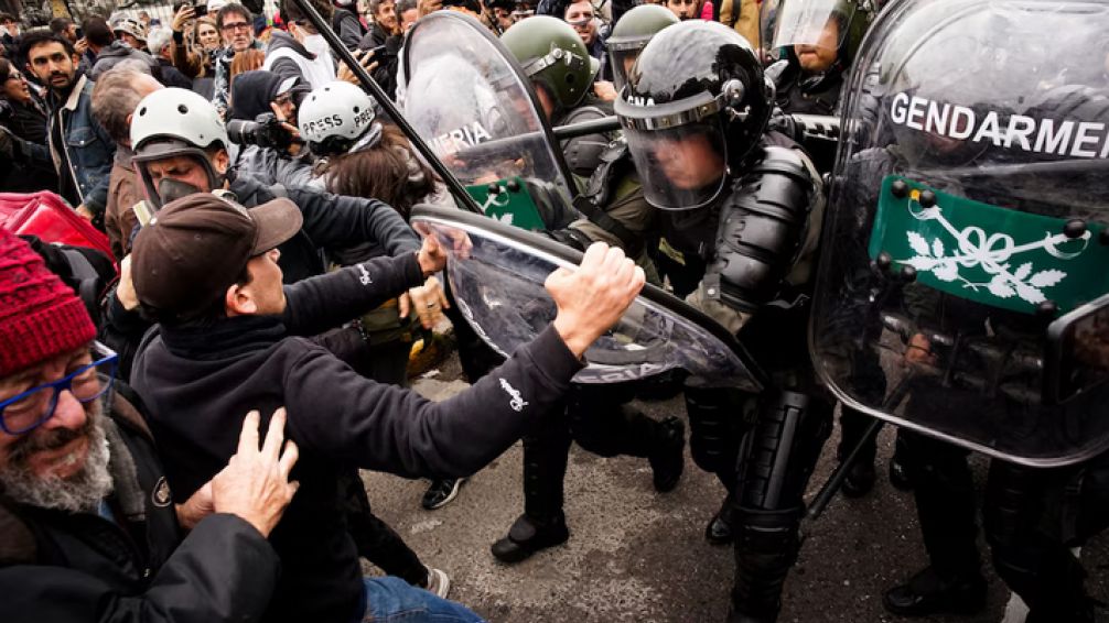 Tensión en el Congreso: jubilados reprimidos tras caer la sesión para mejorar haberes