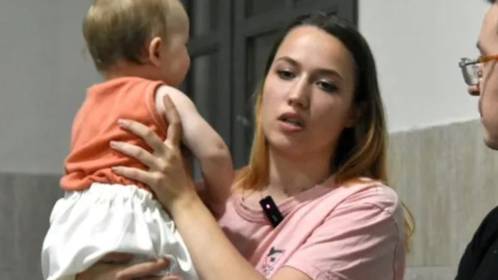 La joven aún aguarda reunirse con su familia tras ser liberada.