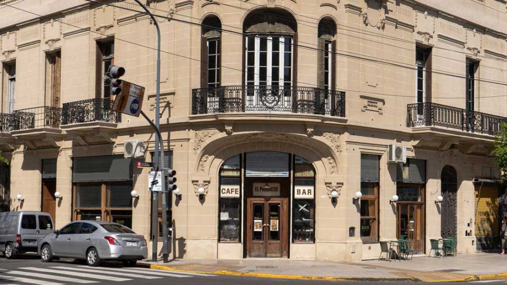 Bares de película: dónde comer en Buenos Aires rodeado de cine, historia y bodegones con alma