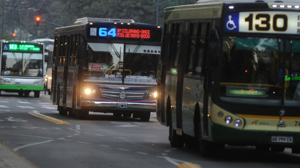 Desde el inicio del mandato de Milei los pasajes de corta y media distancia en colectivos en el AMBA aumentaron un 600%