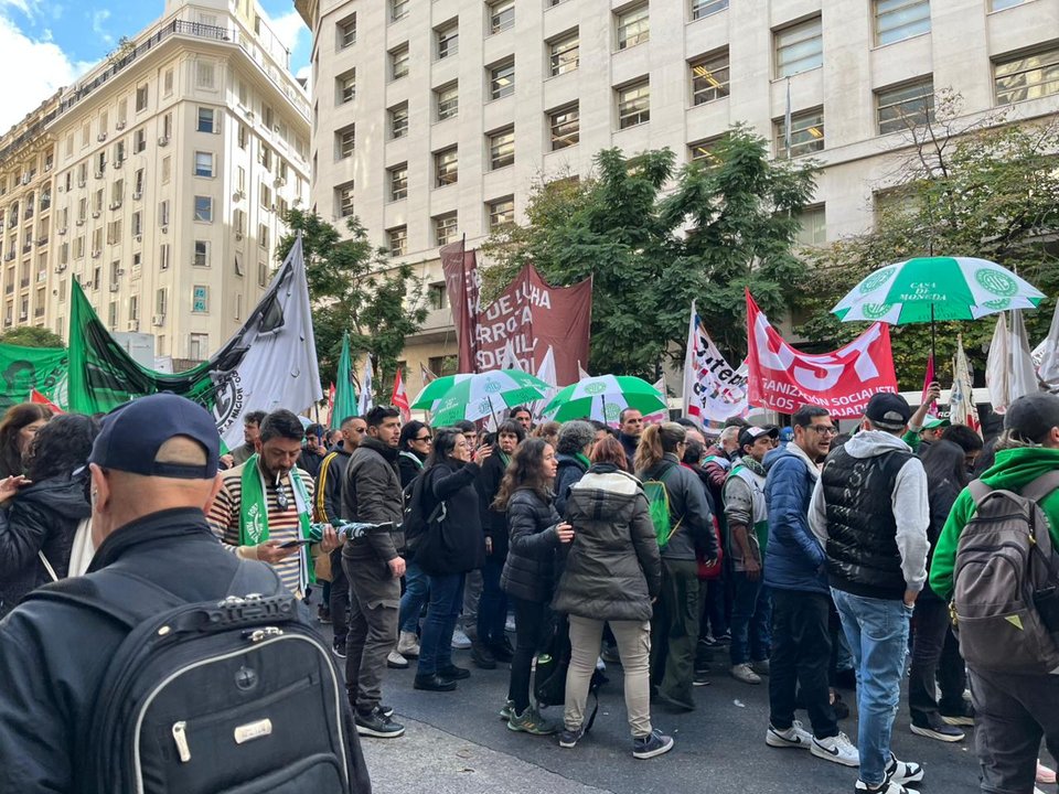 Estatales volvieron a cortar el microcentro en protesta por despidos y amenazas contra su líder