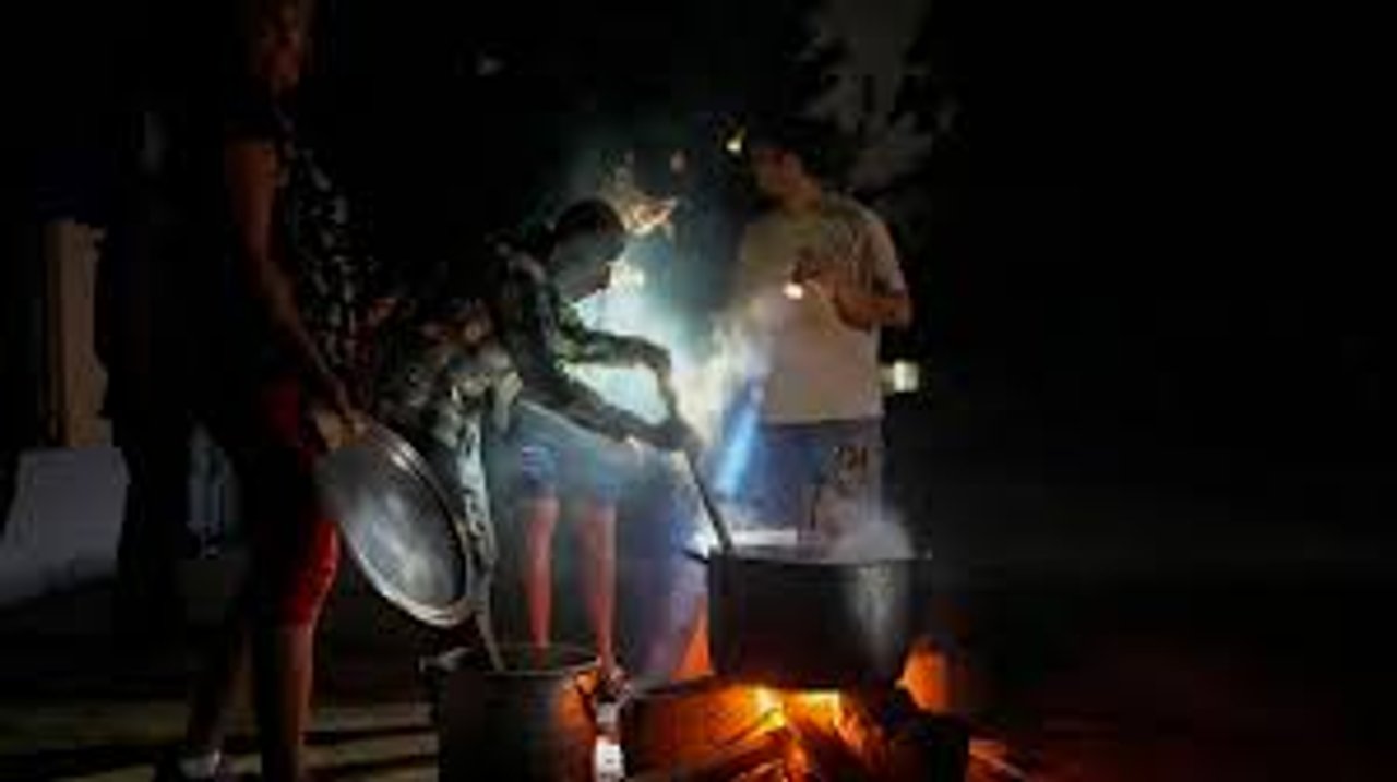 Con apagones de 16 horas diarias, Cuba reconoce que la situación de su sistema eléctrico es "muy difícil"