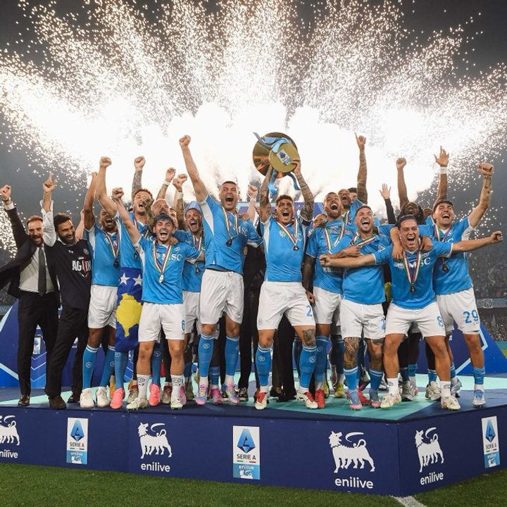 Napoli vence a Cagliari y se queda con su cuarto Scudetto