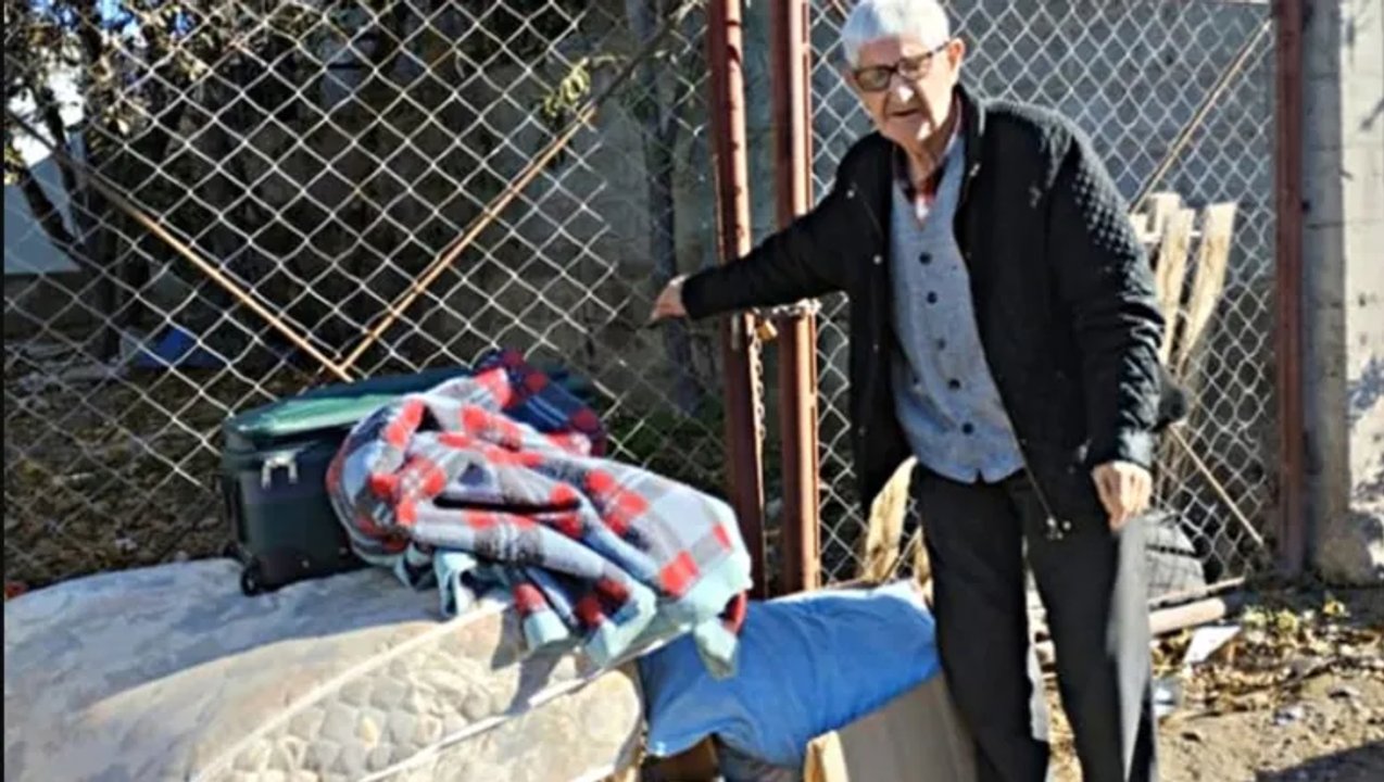 Indignante: un jubilado se fue de su casa por un tratamiento médico y, al volver, su nieto le usurpó la casa