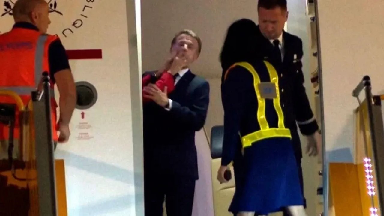 El Gobierno francés minimizó la polémica por el cachetazo de Brigitte a Emmanuel Macron