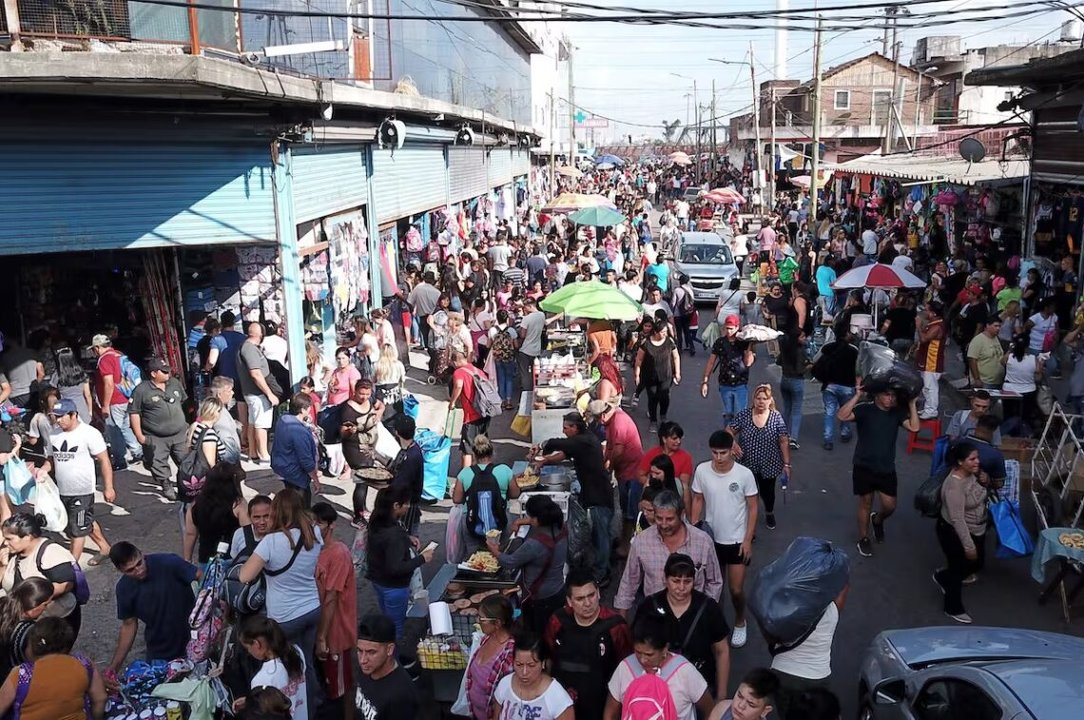 Feriantes de La Salada cortaron el Puente La Noria en reclamo por la reapertura