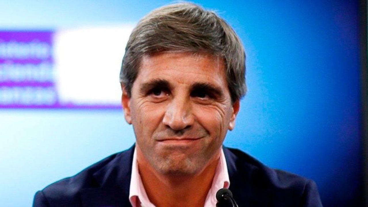 Celebra Caputo: el Gobierno colocó deuda por USD 1.000 millones con un bono en pesos