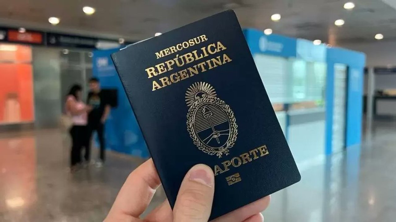  Federico Sturzenegger anunció una medida clave: Ahora es más fácil viajar al exterior con hijos desde junio