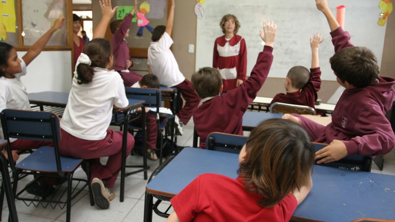 Colegios privados en Argentina enfrentan nuevos incrementos en cuotas