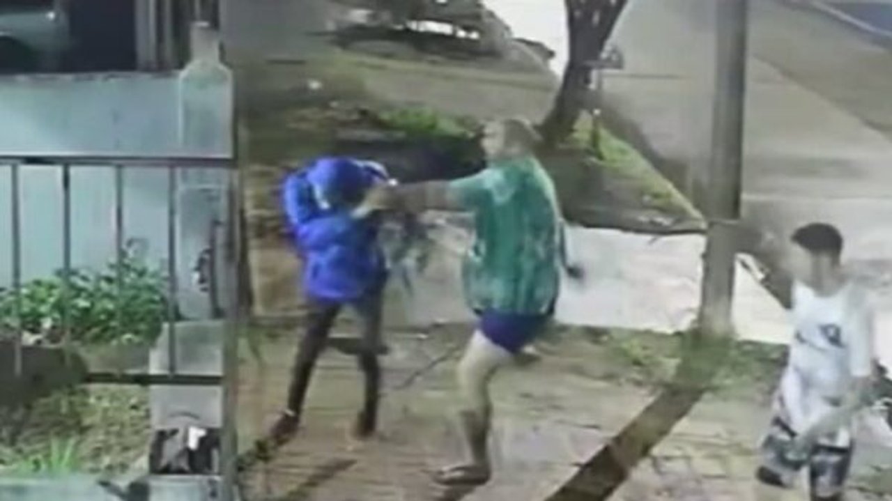 Justicia en calzones: descalzo y en paños menores, detuvo a un ladrón que intentó robarle la rueda y la batería del auto