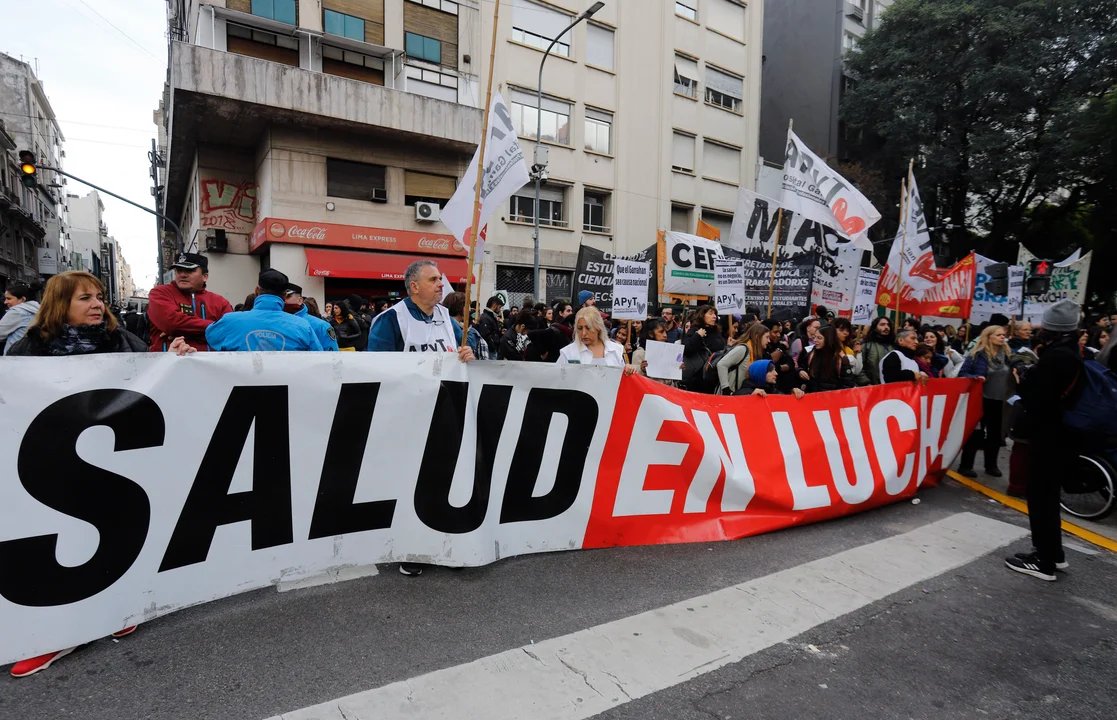 Médicos residentes del Garrahan extienden el paro ante la falta de respuesta oficial