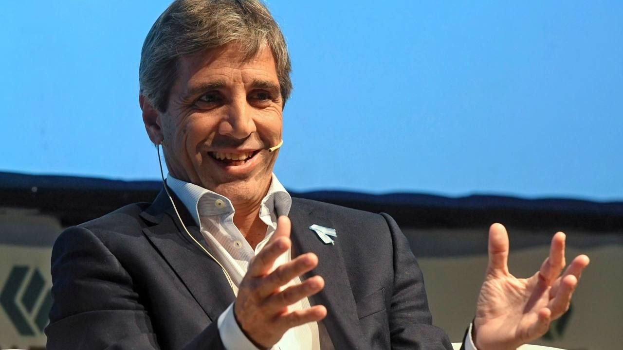"Toto" Caputo asegura que los precios están retrocediendo en los comercios
