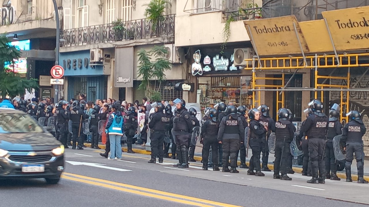 Tensión en el centro porteño por protesta en defensa del Instituto Nacional del Teatro