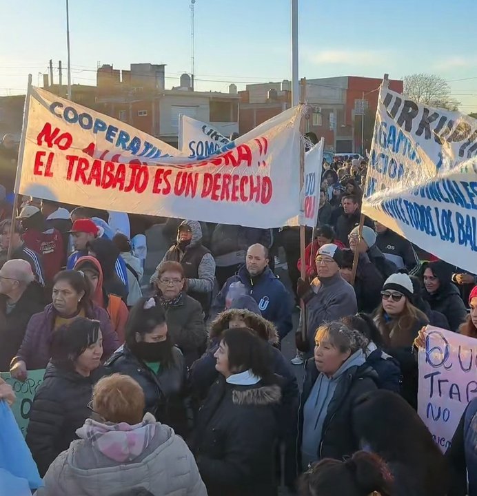 La Salada: Cientos de trabajadores bloquearon Puente La Noria exigiendo reapertura
