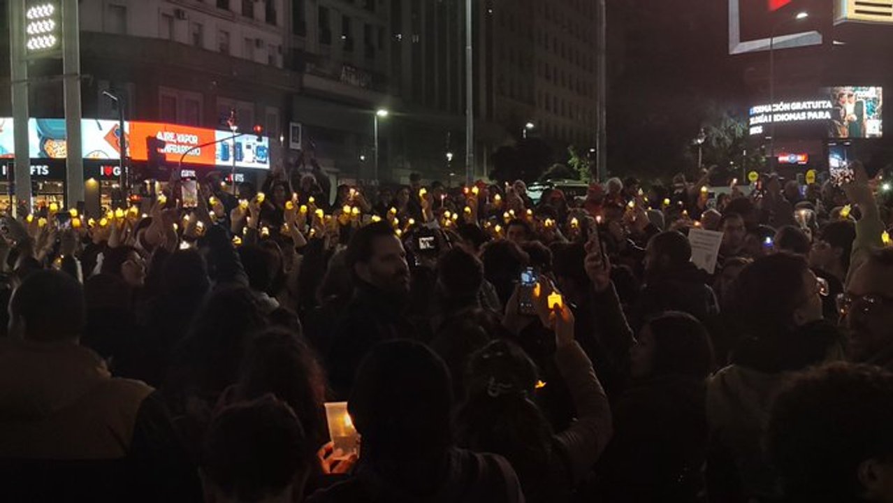 Médicos del Garrahan realizaron una "Noche de Velas" en el Obelisco para exigir mejoras salariales