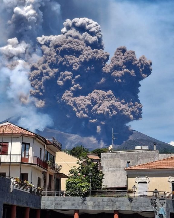 El volcán Etna entró en erupción y se debió evacuar la zona