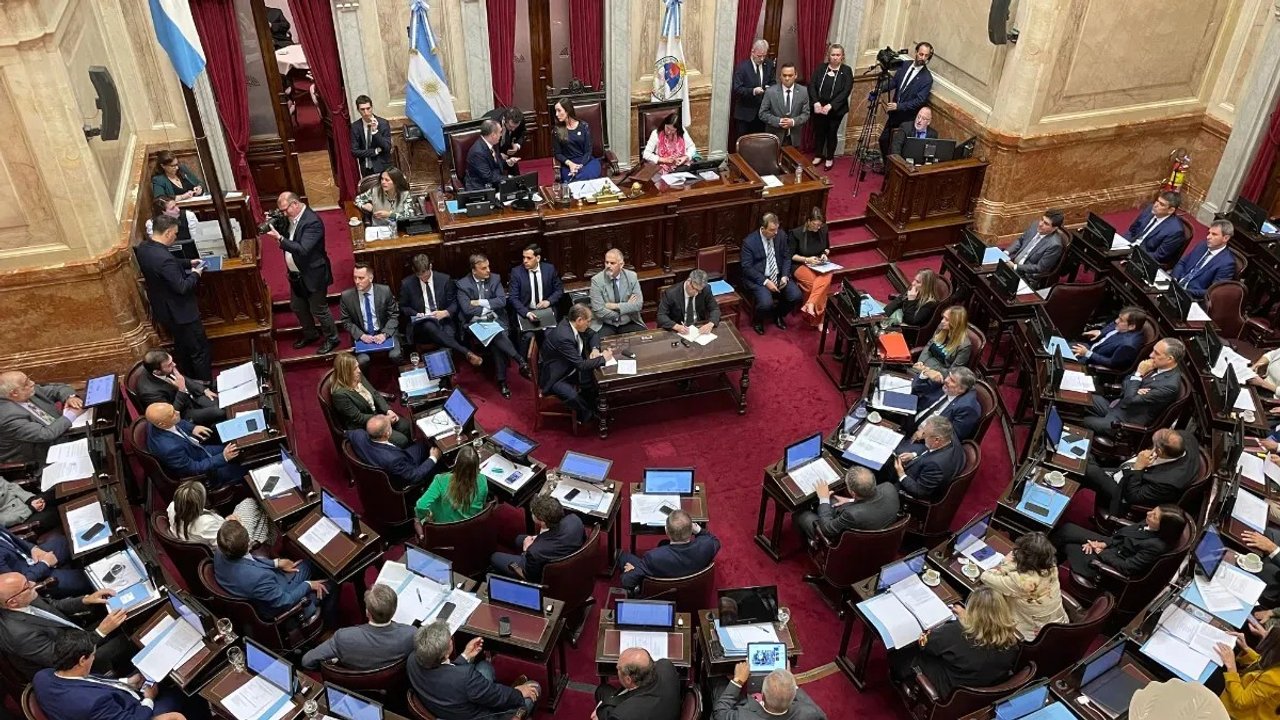 Senadores argentinos aprueban un nuevo aumento salarial en medio de la crisis económica
