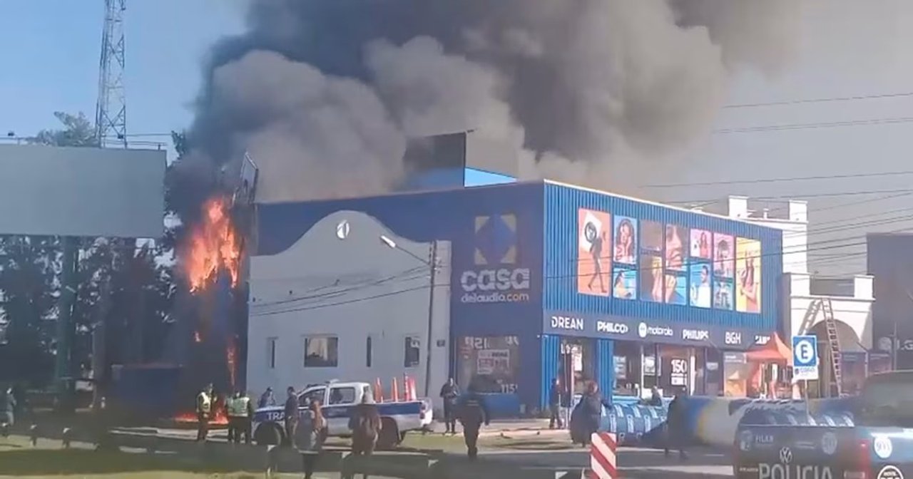 Un incendio de gran magnitud destruyó un local en plena autopista Panamericana