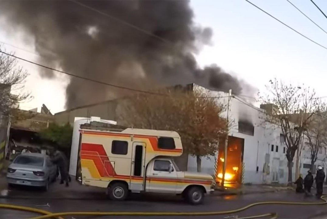 Voraz incendio en una fábrica de plásticos en San Justo