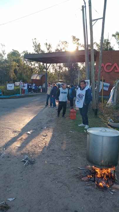 Organizaciones sociales acampan frente a la casa de Daniel Scioli en La Ñata: exigen la restitución del Turismo Social
