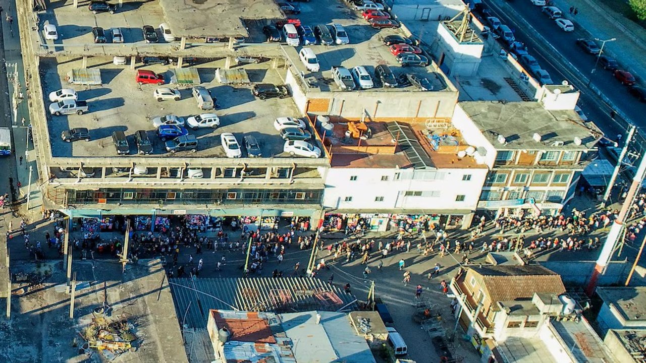 Feriantes de La Salada arman un mercado al aire libre en Lomas de Zamora