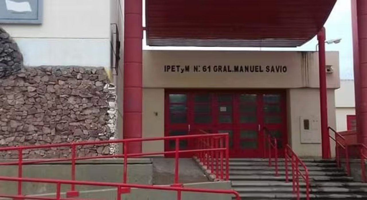Violencia escolar: una adolescente discutió con su compañera de clase y le clavó una trincheta en el cuello